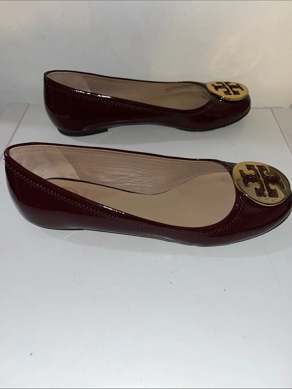 TORY BURCH BURGUNDY PATENT LEATHER LOGO BALLET FLATS SIZE 8.5